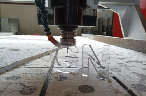 Routare CNC de litere volumetrice si alte forme din plexiglass